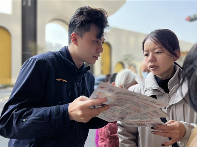 深丘福德宮發放「歲末寒冬問暖補助金」，海山分局派員宣導交通安全及防制詐騙。（警方提供）