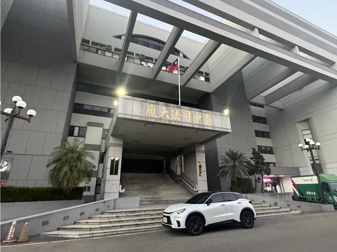 台中市32歲洪姓男子去年9月遭高姓、鄭姓兩名男子上門討債，竟持20公分水果刀攻擊兩人，造成高男死亡、鄭男重傷，台中地檢署近日偵結，依殺人、殺人未遂等罪嫌起訴。（本報資料照片）