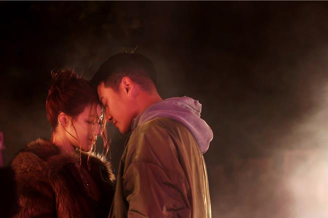 周興哲（右）推出新歌MV，邀來舒華合作演出，引起熱議。（星空飛騰提供）