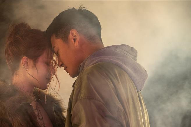 周興哲（右）推出新歌MV，邀來舒華合作演出，引起熱議。（星空飛騰提供）