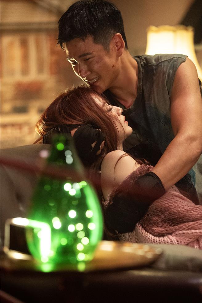 周興哲（右）推出新歌MV，邀來舒華合作演出，引起熱議。（星空飛騰提供）