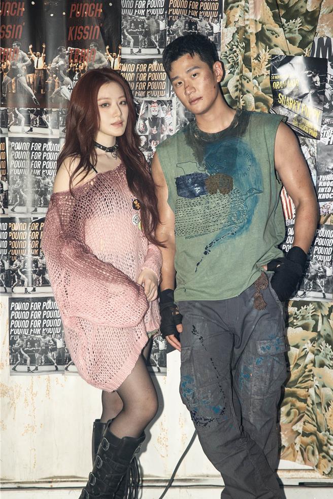 周興哲（右）推出新歌MV，邀來舒華合作演出，引起熱議。（星空飛騰提供）