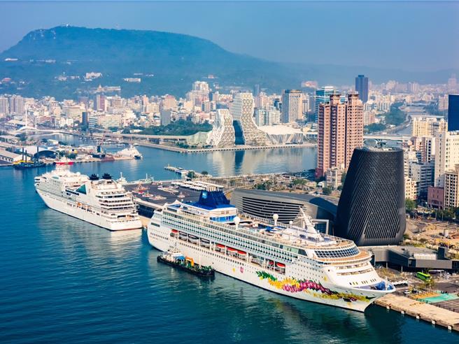 高雄港旅運中心首次迎接璽寶郵輪安可號(Seabourn Encore)及挪威郵輪天空號(Norwegian Sky)雙首航掛靠郵輪。（翻攝照片／洪靖宜高雄傳真）