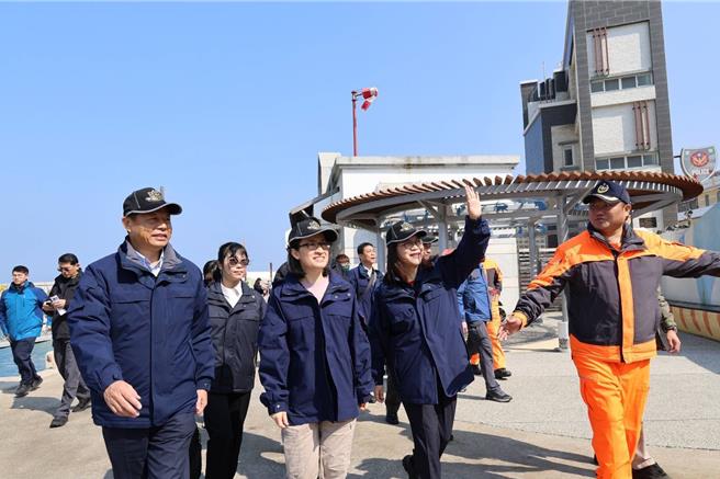 2025年1月21日澎湖县／副总统萧美琴21日上午，由海洋委员会主任委员管碧玲及海巡署副署长谢庆钦陪同下，赴澎湖走访海巡基层单位和慰勉，并搭乘海巡艇赴虎井屿。（海巡署提供／许逸民澎湖传真）