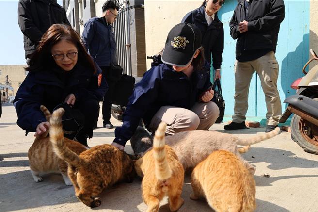 2025年1月21日澎湖县／副总统萧美琴（右）21日上午，由海洋委员会主任委员管碧玲（左）陪同搭乘海巡艇登虎井屿，还自备猫粮喂食浪猫。（海巡署提供／许逸民澎湖传真）