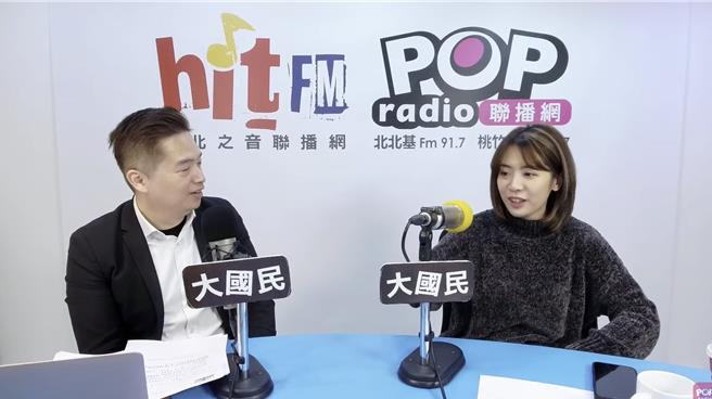 民眾党主席补选即将于2月15日登场，甫当选民眾党中央委员的台北市议员「学姊」黄瀞莹（右）21日表示，她认为应该以「政见发表会」的方式举办辩论会，以免辩论会互相抨击的内容，未来不仅成为外界攻击的焦点，也会影响党内团结。（摘自《POP大国民》直播／丁上程台北传真）