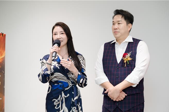 刘尔金（右）、张家玮21日出席《雪歌有约》记者会。（沐阳文化提供）