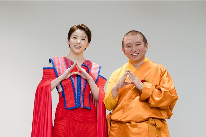 宋羽荮（左）跟雪歌仁波切合影。（沐阳文化提供）