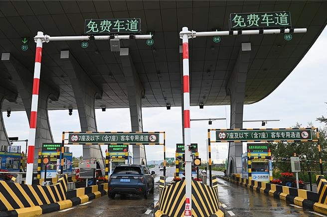 陆春节假期小客车上高速免收通行费。（大陆央视）