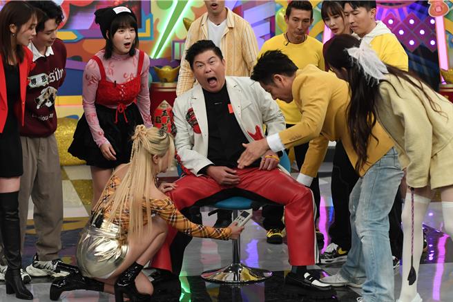 曾国城（中）为了玩游戏豁出去了。（华视提供）