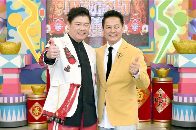 曾国城（左）、徐乃麟一同参与华视过年节目。（华视提供）