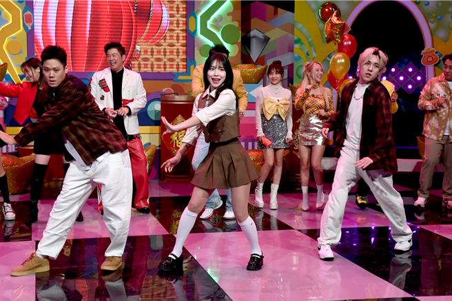 李多慧（中）大跳开场舞。（华视提供）