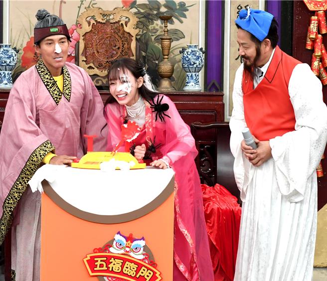 林襄（中）玩到满脸都是白色泡沫。（华视提供）