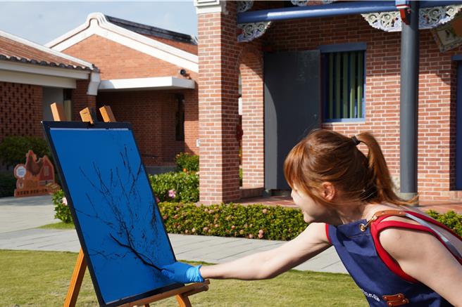 成美公堂140周年慶系列活動，包括有廣受民眾喜愛的傳統工藝活動，包括漢服換裝、木藝作畫、飄漆扇、羅黏香彩繪等體驗活動。（成美文化園提供／葉靜美彰化傳真）