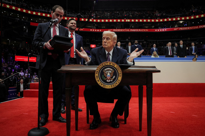 2025年1月20日，川普签署言论自由行政命令当天的手势。（路透社）