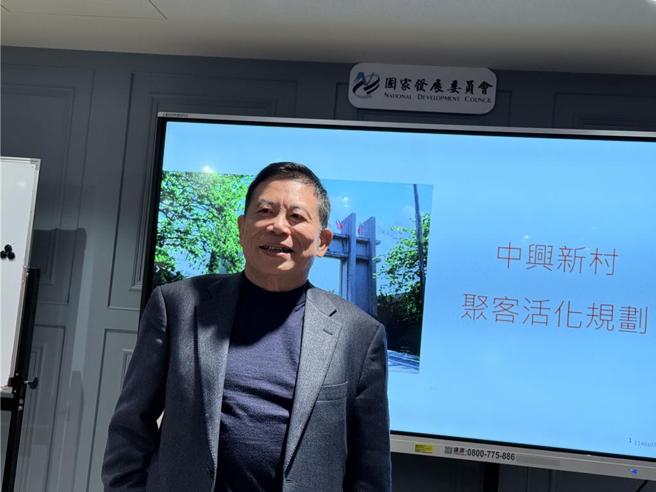 甫自硅谷返台的国发会主委刘镜清，21日走访中兴新村时，说明他观察到的川普新政。图／陈碧芬