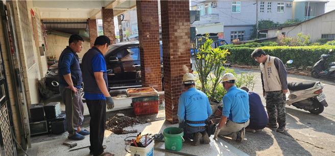 台南市政府劳工局动员「做工行善团」电气志工，前进灾区支援断裂水管及受损水塔的修復工程，帮助受灾户度过难关。（台南市政府劳工局提供／张毓翎台南传真）