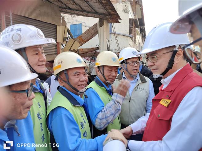 行政院长卓荣泰（右一）今天下午到灾区勘灾时，不忘向做工行善团致意。（台南市政府劳工局提供／张毓翎台南传真）