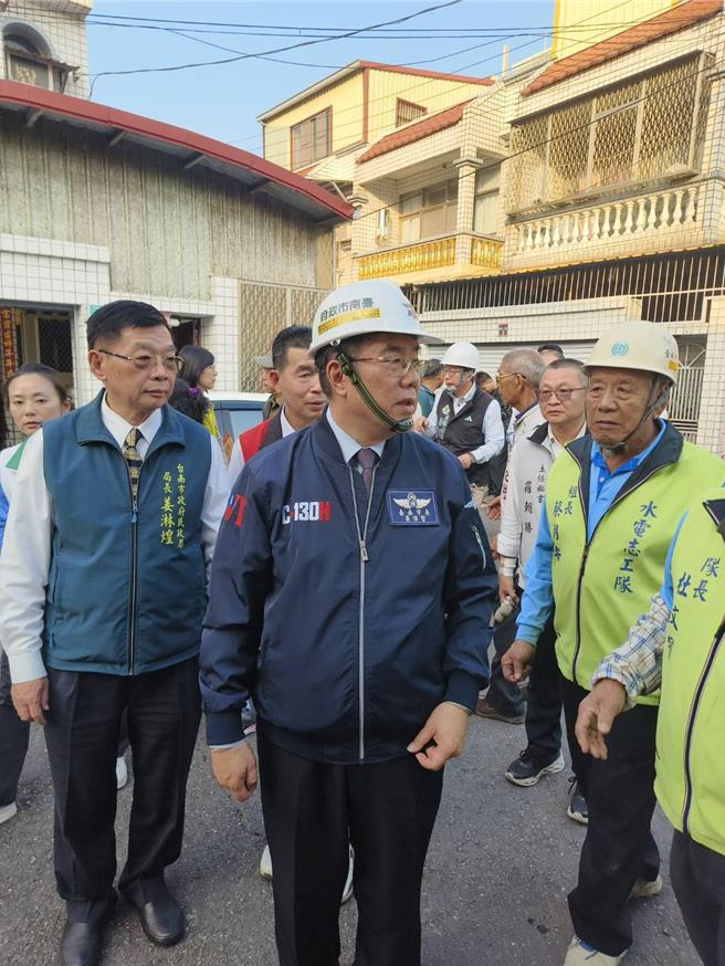 市长黄伟哲（左二）第一时间前往勘灾，并指示劳工局王鑫基局长运用「做工行善团」电气志工的专业立即提供灾区协助。（台南市政府劳工局提供／张毓翎台南传真）