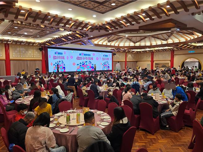 芥菜種會新春圍爐高雄場席開50桌，邀請受助家庭與志工夥伴圍爐共同用餐。（芥菜種會提供／林雅惠高雄傳真）