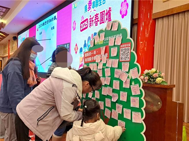 與會家庭一一寫下回顧過往的感謝事項，讓新的一年能充滿感謝為起始。（芥菜種會提供／林雅惠高雄傳真）