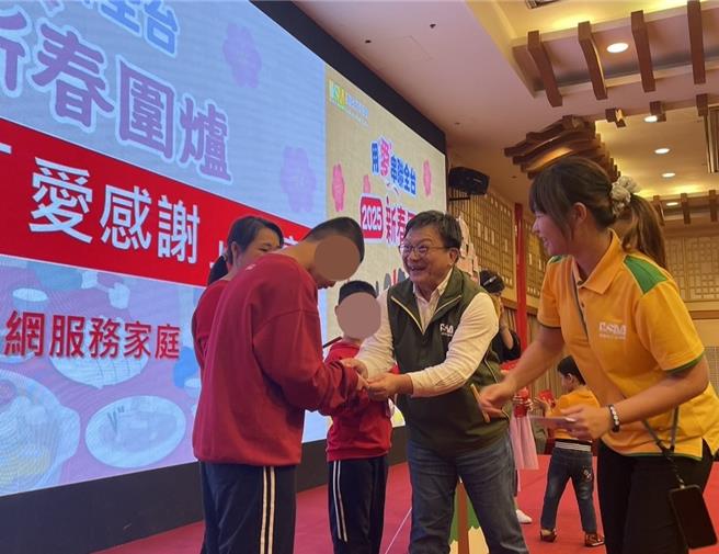 芥菜種會執行長李肇家發送認養童家庭新春紅包，象徵祝福。（芥菜種會提供／林雅惠高雄傳真）