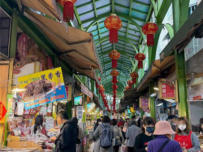 三凤中街是高雄着名的年货大街，有网友透露在此买春联，结果被开价600元。（资料照／纪爰摄）