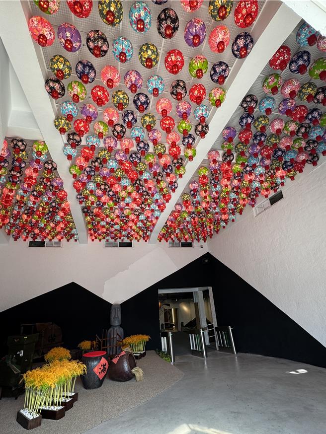 国姓农会文创园区的转型，以「怀旧、客家、在地、再生」四大主轴为核心，多处运用花布灯笼、花布伞、客家蓝染为元素，展现农村文化图腾和歷史意象外，更赋予老谷仓新生命。(洪凯音摄影／洪凯音台北传真)