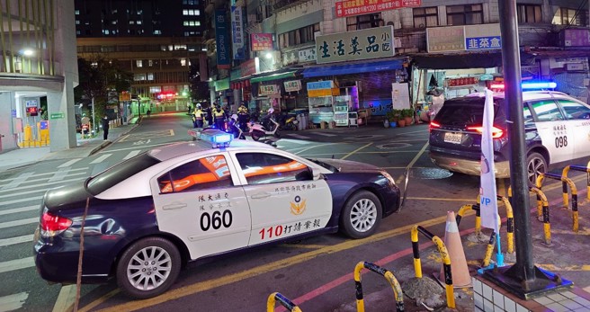 淡水民生路上发生警员盘查，遭轿车驾驶拖行的事件，只因盘查到车上女子为通缉犯，警方将持续追缉中。（翻摄脸书／我爱竹围）