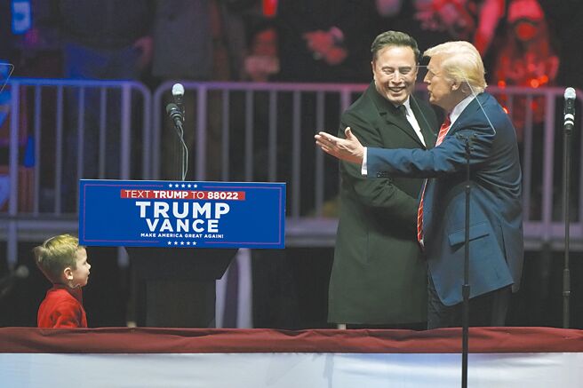 20日将就任的美国总统川普，在参加就职典礼前的集会，接受马斯克的祝福。图／美联社