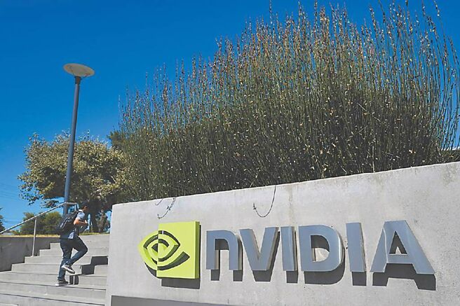 辉达执行长黄仁勋上周旋风来台，相关公司「黄」袍加身、20日表现集体沾光，代工大厂纬创盘中一度逼近涨停、终场劲扬7.14％，英业达也上涨1.11％。图／美联社