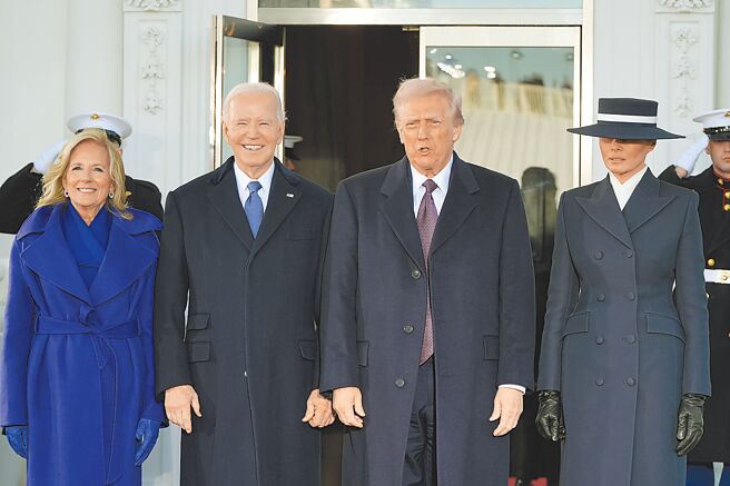 即将就职的川普（右二）和夫人梅兰妮亚前往白宫，和将卸任的拜登（左二）及夫人吉儿拜登会面。（美联社）