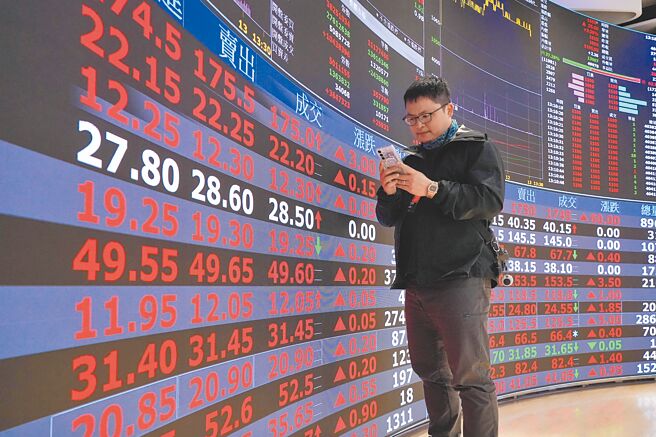 国泰金控20日公布最新1月国民经济信心调查结果显示，52％民眾预期今年经济成长率低于3％。图为股市示意图。（本报资料照片）