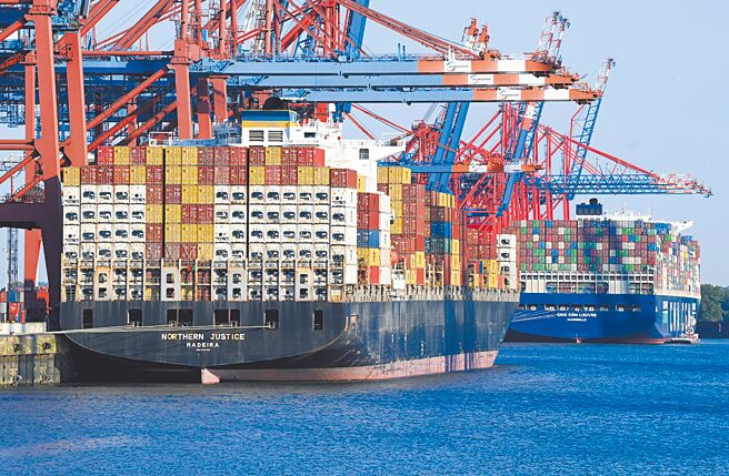 年前貨量大減，最新一期SCFI（上海集裝箱出口）運價指數連兩跌，業者估至少3月才會反彈。（路透）