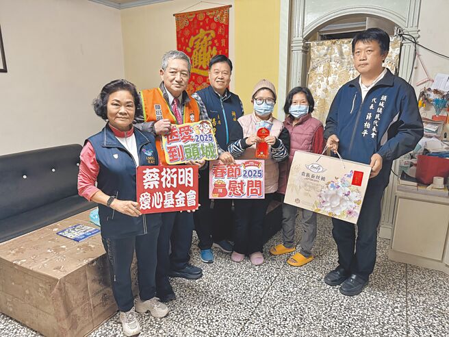 農曆春節將至，蔡衍明愛心基金會20日與宜蘭縣頭城鎮代表會主席楊碧村（左三）、代表薛柏平（右一）送愛到頭城，慰問邊緣戶贈送每戶5000元旺福包、金澎湃點心包及民生物資，希望幫助弱勢民眾過好年。（吳佩蓉攝）