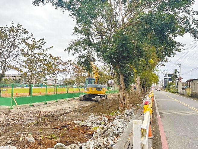 花蓮縣吉安國中校門圍牆與車道相距僅1公尺，吉安鄉公所在中央經費挹注及校方退縮校地等協助下，展開人行道改造工程，預計4月中完工。（花蓮縣吉安鄉公所提供／羅亦晽花蓮傳真）