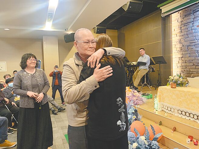 66歲的阿清哥（中）去年底因癌症病情惡化後居家安寧，他在女兒建議下舉辦「生前歡送會」與親友道別，場面相當溫馨。（花蓮門諾醫院提供／羅亦晽花蓮傳真）