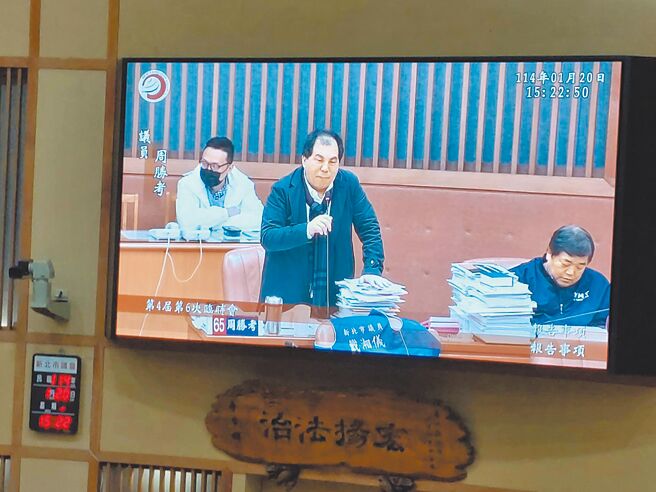 國民黨新北市議員周勝考（中）20日在議會要求暫停加開板殯規畫優化說明會，避免持續造成地方紛擾。（陳慰慈攝）