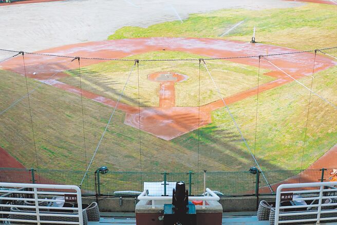 樂天桃園棒球場於去年底接連9場演唱會，導致草皮受損，桃園市體育局與球團加速修復作業，盼在燈會及職棒開打前整修完畢。（桃園市體育局提供／姜霏桃園傳真）
