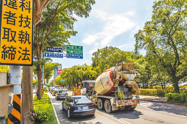 新竹县19处科技执法去年共举发5万4508件违规，平均每天举发150件，今年将增加4处科技执法，维护道路和行人交通安全。（罗浚滨摄）