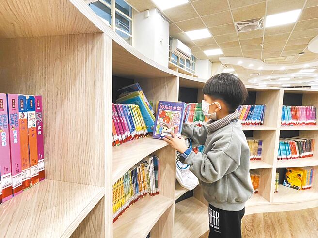 新竹市建功國小「洄游六燃─社區共讀站」近日完工啟用。（新竹市政府提供／陳育賢新竹傳真）