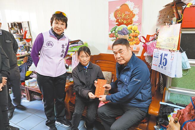 远从大陆广东省梅县嫁来苗栗县铜锣乡的杨彩英（中），去年丈夫发生车祸身故，她独自挑起照顾老母亲及2名未成年子女重责，苗栗县长锺东锦（右）与县议员黎尚安（左）20日专程前往杨家慰问。（谢明俊摄）