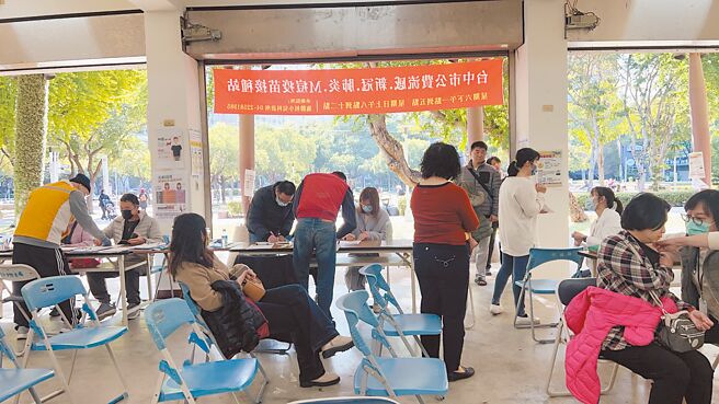 医师提醒公费流感疫苗保护力为6成，只会减少重症机率，并不是不会感染，提醒民眾应落实出入公共场所戴口罩。（冯惠宜摄）