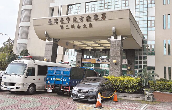 前高雄地检署吴姓检察官利用办案机会逼女证人陪睡，事后被依《贪污治罪条例》判刑，法务部也依法废止其律师证照，但他仍替不知情民眾打官司，近日被中检提起公诉。（本报资料照片／冯惠宜台中传真）