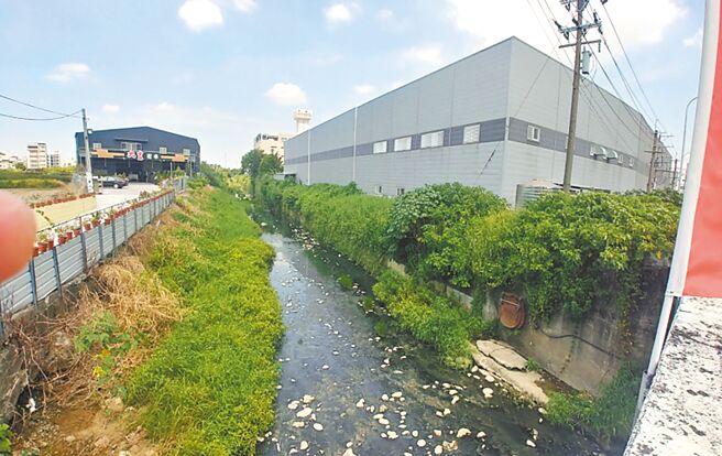 台南市政府獲中央經費辦理7件水利整治應急工程，包含拓寬永康區蜈蜞潭排水；圖為永康區蜈蜞潭中排現況。（台南市政府水利局提供／張毓翎台南傳真）