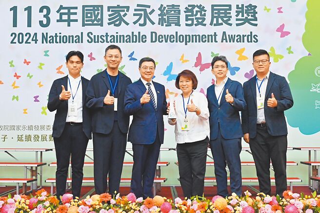 嘉義市榮獲2024年國家永續發展獎，市長黃敏惠（右三）率市府團隊接受行政院長卓榮泰頒獎。（嘉市府提供／廖素慧嘉市傳真）