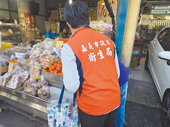 嘉義市衛生局20日派員稽查公明路這家被發現有老鼠出沒的攤商，要求業者限期改善。（嘉市府衛生局提供／廖素慧嘉市傳真）