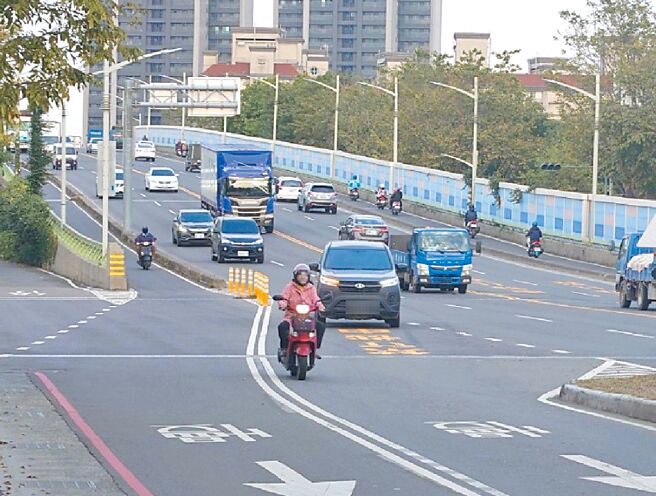德民新橋西側下橋處，因下橋車輛車速快加上視線不佳，時常可見車輛跨越雙白線，已造成多起車禍事故。（任義宇攝）