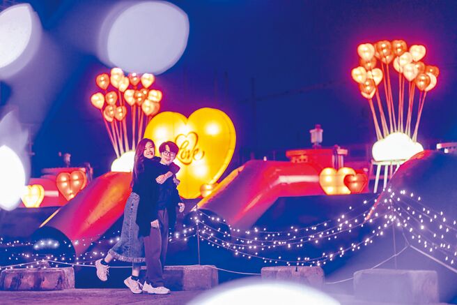屏東縣政府將7座漁港打造成夢幻浪漫祕境，圖為林邊水利村漁港的「粉紅泡泡」，透過愛心造景，更增添夢幻氛圍。（屏東縣政府提供／羅琦文屏東傳真）