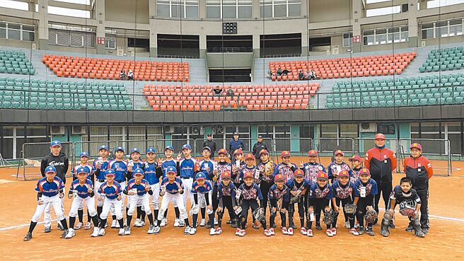 東森文化基金會辦理兩岸棒球友誼交流賽，大陸福建少棒交流團來訪，19日由閩清實驗小學少棒隊對決地主隊紅葉國小。（台東縣政府提供／蕭嘉蕙台東傳真）